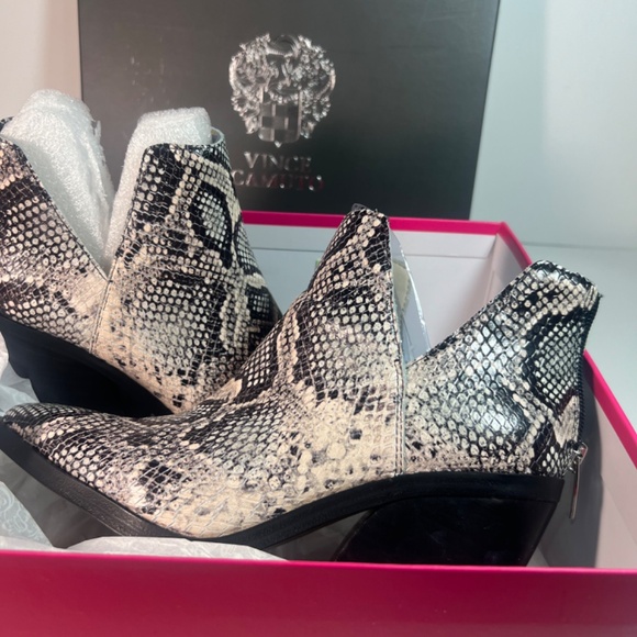 Vince Camuto Gigietta Bootie  7.5 Ash New Snake - Picture 4 of 9